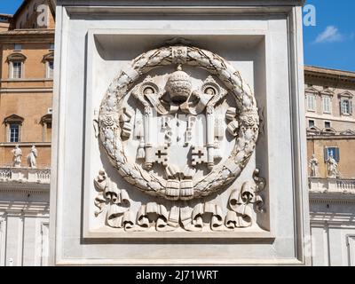Skulptur, paepstliches Wappen, Petersplatz, Vatikan, Rom, Lazio, Italia Foto Stock
