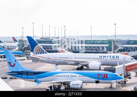 2022-05-01 09:29:13 AMSTERDAM 06-04-2022. Un Boeing 737 della compagnia aerea Tui ha fondato all'aeroporto di Amsterdam. Il sindacato FNV teme che a Schiphol l'estate prossima possa sorgere nuovamente un caos a causa della carenza di personale nella sicurezza e nella movimentazione dei passeggeri e dei bagagli. Nel 2021, 25,5 milioni di viaggiatori hanno viaggiato da, verso o via Schiphol, l'aeroporto ha annunciato. Si tratta di un aumento del 22% rispetto al 2020 (20,9 milioni di viaggiatori), ma una diminuzione del 64% rispetto al 2019 (71,7 milioni). ©ANP/Hollandse-Hoogte/ Owen o'Brien olanda OUT - belgio OUT Foto Stock