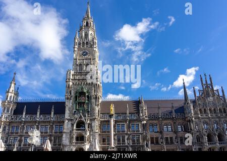 Famoso neues rathaus a Monaco di Baviera Germania a Marienplatz . Foto Stock