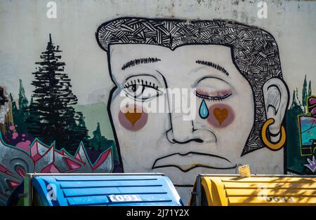 Murale raffigurante la testa del uomo con lacrima sul muro del Giardino del Colegio de Santo Domingo de Vistillas. Piangere murale uomo triste a Granada, Andalusia, Spagna Foto Stock