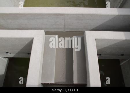 Afflusso in un nuovo chiarificatore primario in un impianto di trattamento delle acque reflue Foto Stock