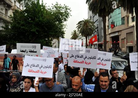 TUNISI, TUNISIA - 05 MAGGIO 2022: I giornalisti tunisini partecipano a una marcia per protestare contro la repressione dei giornalisti dopo che sono stati sottoposti ad attacchi in una copertura da parte degli oppositori del Presidente tunisino, Kais Saied, di fronte alla sede dell'Unione Nazionale Tunisina dei giornalisti in Habib Bourguiba Avenue. (Foto di Yassine Mahjoub/Sipa USA) Foto Stock