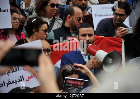 TUNISI, TUNISIA - 05 MAGGIO 2022: I giornalisti tunisini partecipano a una marcia per protestare contro la repressione dei giornalisti dopo che sono stati sottoposti ad attacchi in una copertura da parte degli oppositori del Presidente tunisino, Kais Saied, di fronte alla sede dell'Unione Nazionale Tunisina dei giornalisti in Habib Bourguiba Avenue. (Foto di Yassine Mahjoub/Sipa USA) Foto Stock