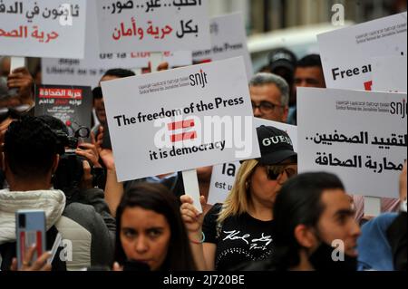 TUNISI, TUNISIA - 05 MAGGIO 2022: I giornalisti tunisini partecipano a una marcia per protestare contro la repressione dei giornalisti dopo che sono stati sottoposti ad attacchi in una copertura da parte degli oppositori del Presidente tunisino, Kais Saied, di fronte alla sede dell'Unione Nazionale Tunisina dei giornalisti in Habib Bourguiba Avenue. (Foto di Yassine Mahjoub/Sipa USA) Foto Stock