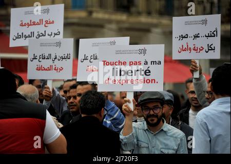 TUNISI, TUNISIA - 05 MAGGIO 2022: I giornalisti tunisini partecipano a una marcia per protestare contro la repressione dei giornalisti dopo che sono stati sottoposti ad attacchi in una copertura da parte degli oppositori del Presidente tunisino, Kais Saied, di fronte alla sede dell'Unione Nazionale Tunisina dei giornalisti in Habib Bourguiba Avenue. (Foto di Yassine Mahjoub/Sipa USA) Foto Stock