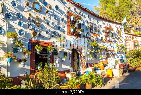 Una casa decorata con ceramiche fajalauza nel vecchio quartiere moresco Calle Horno San Agustín, El Albaicín, Granada, Andalusia, Spagna: Foto Stock