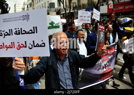 TUNISI, TUNISIA - 05 MAGGIO 2022: I giornalisti tunisini partecipano a una marcia per protestare contro la repressione dei giornalisti dopo che sono stati sottoposti ad attacchi in una copertura da parte degli oppositori del Presidente tunisino, Kais Saied, di fronte alla sede dell'Unione Nazionale Tunisina dei giornalisti in Habib Bourguiba Avenue. (Foto di Yassine Mahjoub/Sipa USA) Foto Stock