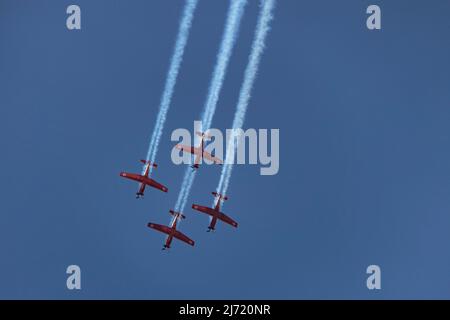 Beechcraft T-6un texano II a singolo motore a turboelica air artigianato della forza aerea israeliana aerobatic team volare in formazione e lasciando i sentieri di fumo nel cielo durante airshow in Israele Foto Stock