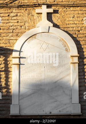 Manuel Medina Olmos iscrizione e segni di Magen David e croce cristiana sul memoriale targa storica a Abadía del Sacromonte. abbazia del 17th-c. Foto Stock