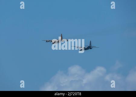 Due velivoli da trasporto militare Lockheed Martin C-130J Super Hercules chiamato anche Shimshon dell'aeronautica israeliana Foto Stock