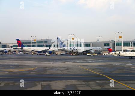 NEW YORK -6 MAR 2022- Vista degli aeroplani da Delta Air Lines (DL) all'Aeroporto Internazionale John F. Kennedy (JFK) vicino a New York City. Foto Stock