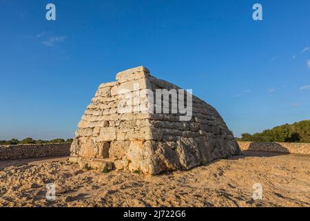 NAVETA des Tudons, Praehistorische Begrabungsstaette, Minorca, Spanien Foto Stock