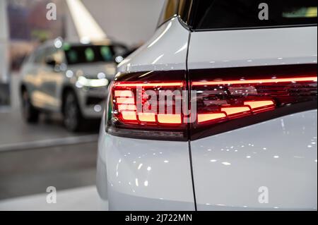 Riga, Lettonia, 29 aprile 2022: Luci posteriori a LED primo piano di nev VW ID4 elettrico SUV, modello 2022, elegante design esterno di nuova auto Foto Stock