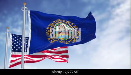 La bandiera dello stato del New Hampshire sventola insieme alla bandiera nazionale degli Stati Uniti d'America. Sullo sfondo c'è un cielo limpido. Nuovo Hampshir Foto Stock