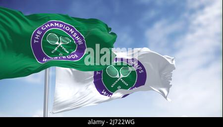 Londra, UK, Aprile 2022: Bandiere con il logo del campionato Wimbledon che sventolano nel vento. Wimbledon Championships è uno dei maggiori tornei di tennis Foto Stock