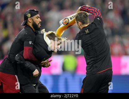 Bierdusche, Torwart Sven Ulreich FC Bayern Muenchen FCB (26) und Eric Maxim Choupo-Moting FC Bayern Muenchen FCB (13) erwischen Paul Wanner FC Bayern Foto Stock