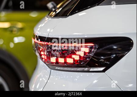 Riga, Lettonia, 29 aprile 2022: Luci posteriori a LED primo piano di nev VW ID4 elettrico SUV, modello 2022, elegante design esterno di nuova auto Foto Stock