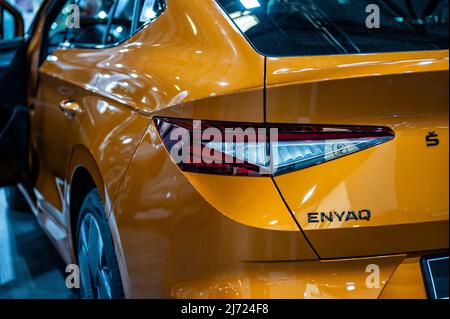 Riga, Lettonia, 29 aprile 2022: Luci posteriori a LED primo piano di nev Skoda Enyaq Coupé IV SUV elettrico, modello 2022, design esterno auto Foto Stock