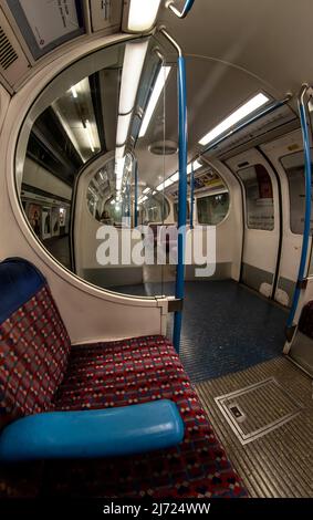 Londra, Regno Unito - 01 aprile 2007: Interno della metropolitana Victoria line con un solo passeggero - grandangolo fisheye foto Foto Stock