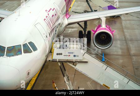 Londra, Regno Unito - 05 febbraio 2019: WizzAir's Airbus A320 in attesa presso l'aeroporto di Londra Luton in dettaglio di giorno per rampa scale, Wizz Air è H. Foto Stock