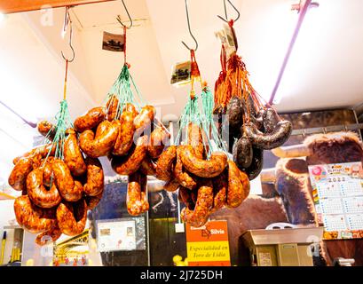 Negozio di bancarelle di salsiccia all'interno del Mercado de Triana, Siviglia, Andalucia, Spagna Foto Stock