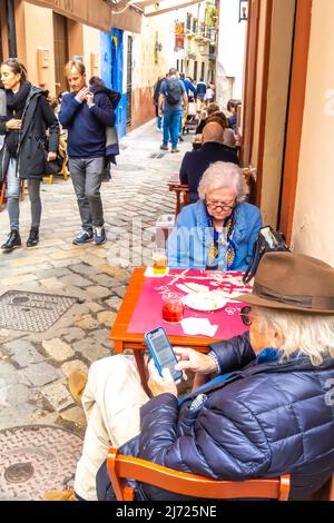 Coppia anziana al terrazzo Las Teresas 1870, Ristorante Andaluso con un bar vecchia scuola, Barrio de Santa Cruz, Siviglia, Spagna Foto Stock