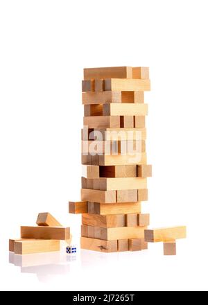 Jenga torre e blocchi di legno su tavolo grigio. Gioco da tavolo Foto stock  - Alamy