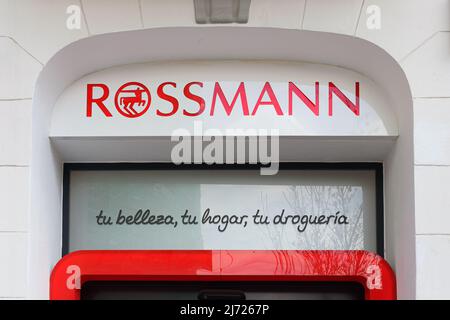 VALENCIA, SPAGNA - 05 MAGGIO 2022: Rossmann è una delle più grandi catene di farmacia in Europa Foto Stock