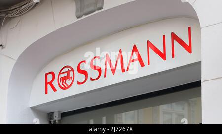 VALENCIA, SPAGNA - 05 MAGGIO 2022: Rossmann è una delle più grandi catene di farmacia in Europa Foto Stock