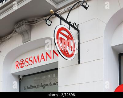 VALENCIA, SPAGNA - 05 MAGGIO 2022: Rossmann è una delle più grandi catene di farmacia in Europa Foto Stock
