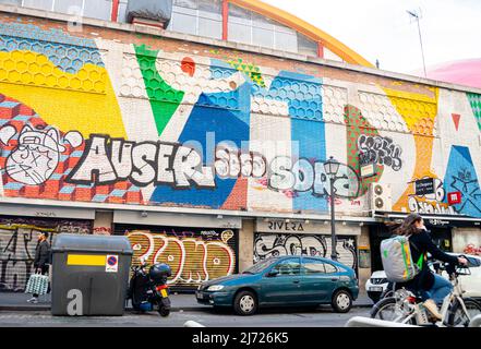 Colorati murales su una parete del Mercado de la Cebada - quartiere la Latina, Madrid, Spagna Foto Stock