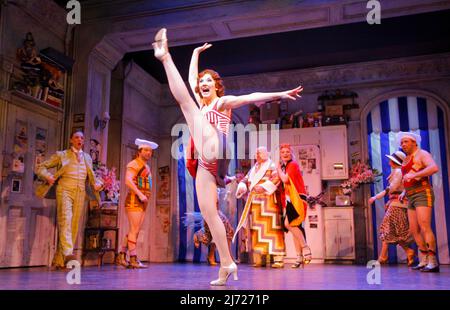 Summer Strawen (Janet Van De Graaff) nel SONNOLENTO AL Novello Theatre, Londra WC2 06/06/2007 musica: Lisa Lambert & Greg Morrison libro: Bob Martin & Don McKellar Set design: Casey Nicholaw costumi: Gregg Barnes illuminazione: Ken Billington & Brian Monahan regista e coreografo: Casey Nicholaw Foto Stock