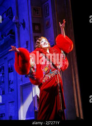 Summer Strawen (Janet Van De Graaff) nel SONNOLENTO AL Novello Theatre, Londra WC2 06/06/2007 musica: Lisa Lambert & Greg Morrison libro: Bob Martin & Don McKellar Set design: Casey Nicholaw costumi: Gregg Barnes illuminazione: Ken Billington & Brian Monahan regista e coreografo: Casey Nicholaw Foto Stock