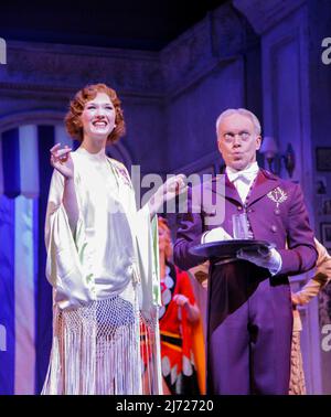 Summer Strallen (Janet Van De Graaff), Nickolas Grace (Underling) nel DROWSY CHAPERONE al Novello Theatre, Londra WC2 06/06/2007 musica: Lisa Lambert & Greg Morrison libro: Bob Martin & Don McKellar Set design: Casey Nicholaw costumi: Gregg Barnes illuminazione: Ken Billington & Brian Monahan regista e coreografo: Casey NicholawTHE MUSICA DROWSY CHAPERONE: Lisa Lambert & Greg Morrison ,libro: Bob Martin & Don McKellar regista/coreografo: Casey Nicholaw ,Summer Strallen (Janet Van De Graaff), Nickolas Grace (underling), Novello Theatre, Londra WC2 06/06/2007, Foto Stock