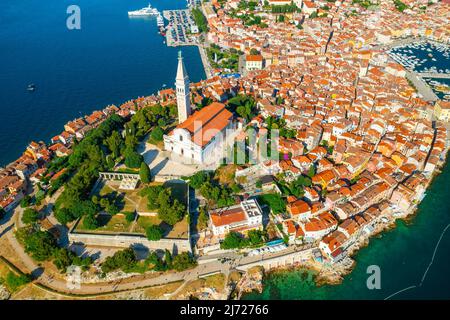 Veduta aerea di Rovigno con chiesa di Sant'Eufemia sulla riva del mare Adriatico Foto Stock