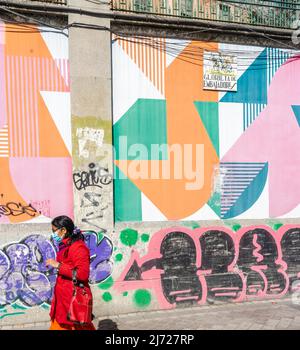 Il muro murale di Lavapiez, Madrid, con lavori murali astratti del collettivo Tone. Tema di Muros Tabacalera 2019 - Chance Foto Stock