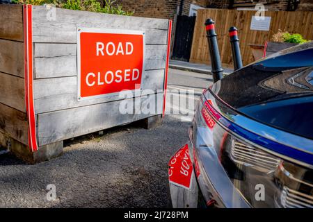 Il cofano di un'auto è parcheggiata quasi fino ad un 'piantatore' della LTN (quartiere a basso traffico) su Elsie Road, avviato dal Southwark Council impedendo agli automobilisti di accedere a East Dulwich Grove a East Dulwich, SE22, il 5th maggio 2022, a Londra, Inghilterra. Il programma LTN in East Dulwich e Dulwich Village è stato molto controverso tra i gruppi pro-ciclismo e motorizzazione. Foto Stock