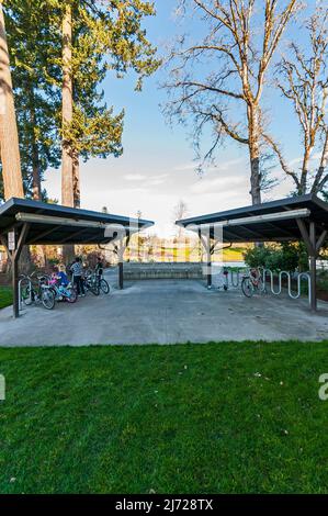 Bicycle Pavilion dietro la biblioteca pubblica Hillsboro Brookwood vicino al Duck Pond Park di Hillsboro, Oregon Foto Stock