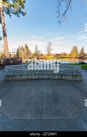 Bicycle Pavilion dietro la biblioteca pubblica Hillsboro Brookwood vicino al Duck Pond Park di Hillsboro, Oregon Foto Stock