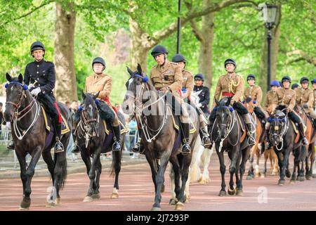 Londra, Regno Unito, 5th maggio 2022. Le prove della parata militare si svolgono sulla Parata delle Guardie Cavallo e sulla strada delle Guardie Cavallo in preparazione dei numerosi eventi e sfilate principalmente legati al Giubileo del platino della Regina nei prossimi due mesi. Foto Stock