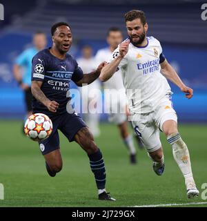 Madrid, Spagna, 4th maggio 2022. Raheem Sterling di Manchester City batte per il possesso con Nacho Fernandez del Real Madrid durante la partita della UEFA Champions League al Bernabeu, Madrid. Il credito d'immagine dovrebbe essere: Jonathan Moscrop / Sportimage Foto Stock