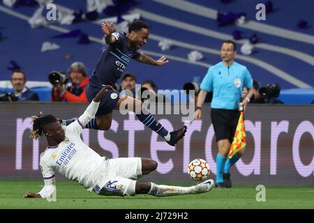 Madrid, Spagna, 4th maggio 2022. Eduardo Camavinga del Real Madrid sfida Raheem Sterling di Manchester City durante la partita della UEFA Champions League al Bernabeu di Madrid. Il credito d'immagine dovrebbe essere: Jonathan Moscrop / Sportimage Foto Stock