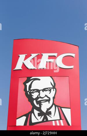 Grenoble, Francia - 24 giugno 2017: Logo KFC su un pannello. Il KFC è una catena di fast food specializzata in pollo fritto Foto Stock