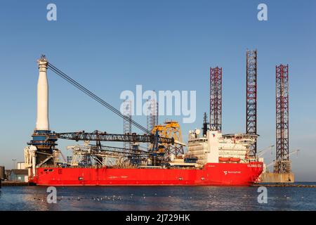 Grenaa, Danimarca - 8 febbraio 2018: Riciclaggio della nave Fornaes. Il riciclaggio delle navi di Fornaes si trova nel porto di Grenaa, nel centro della Danimarca Foto Stock