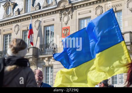 Strasburgo, Francia - 6 marzo 2022: Bandiera Ucraina che sventola di fronte alla bandiera russa e stemma sul Consolato russo in solidarietà con gli ucraini e contro la guerra dopo l'invasione russa Foto Stock