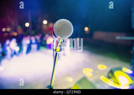 microfono dei cantanti su un palco durante un concerto Foto Stock