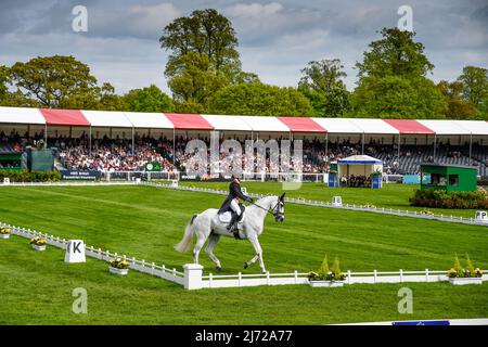 Kitty King guida Vendredi Biats per LA GRAN BRETAGNA durante la fase di dressage dei Badminton Horse Trails presentati da Mars Equestrian, tenuto a Badminton House nel villaggio di Badminton vicino Malmesbury in Gloucestershire nel Regno Unito, il 4th maggio 2021 Foto Stock