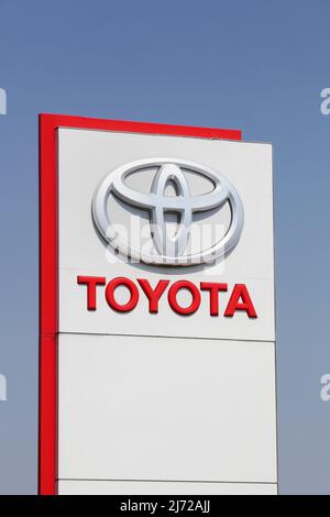 Kolding, Danimarca - 16 agosto 2020: Logo Toyota su un pannello. Toyota Motor Corporation è un costruttore automobilistico giapponese Foto Stock