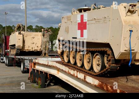 21 aprile 2022 - Fort Stewart, Georgia, USA - un soldato dell'esercito degli Stati Uniti assegnato alla divisione di fanteria del 3rd guida un soldato che guida un vettore del personale Armored M113 su un flatbed del camion a Fort Stewart, Georgia, 21 aprile 2022. L'ID 3rd ha ceduto i veicoli blindati per supportare i requisiti di risposta presidenziale per il Teatro europeo delle operazioni allo scopo di fornire assistenza militare immediata all'Ucraina. (Credit Image: © U.S. Army/ZUMA Press Wire Service/ZUMAPRESS.com) Foto Stock