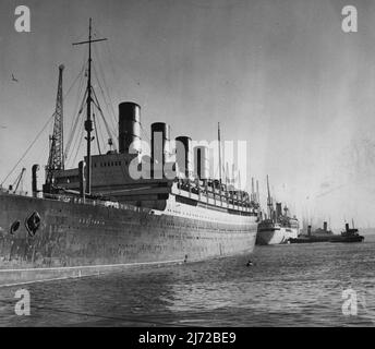 Aquitania -- to Be Broken Up -- 'Lies in state' a Southampton -- il maestoso vecchio liner, 'Aquitania', come lei si trova a Berth 108 nei nuovi Docks a Southampton, il suo servizio come liner è finito. Il Cunard White Star liner 'Aquitania' 'Lay in state' a Berth 108 nei New Docks, Southampton, oggi (Giovedi) in attesa di rimozione nei cantieri 'demolitori'. Progettato 40 anni fa e lanciato il 21st 1913 aprile sul Clydebank, la 'Aquitania' servì in due guerre mondiali e diede un servizio ininterrotto come liner di lusso negli anni tra. La vecchiaia ha finalmente terminato la sua carriera. Dicembre 15, 1949. (Foto di Reuterpho Foto Stock